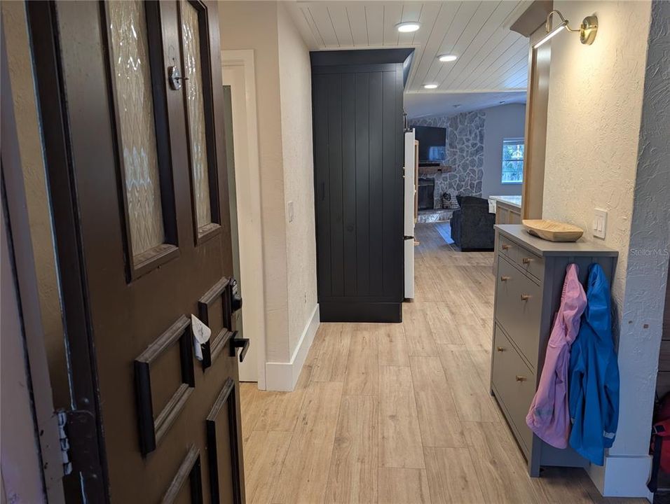 合同活跃: $584,777 (3 贝兹, 2 浴室, 2044 平方英尺)