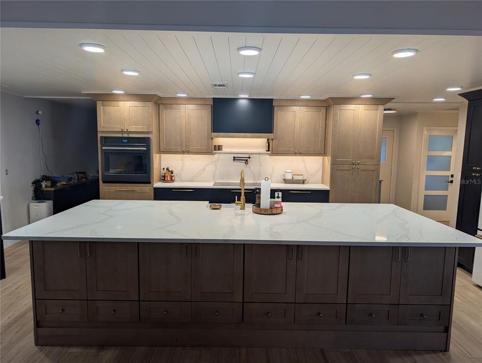 合同活跃: $584,777 (3 贝兹, 2 浴室, 2044 平方英尺)