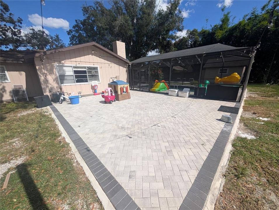 合同活跃: $584,777 (3 贝兹, 2 浴室, 2044 平方英尺)