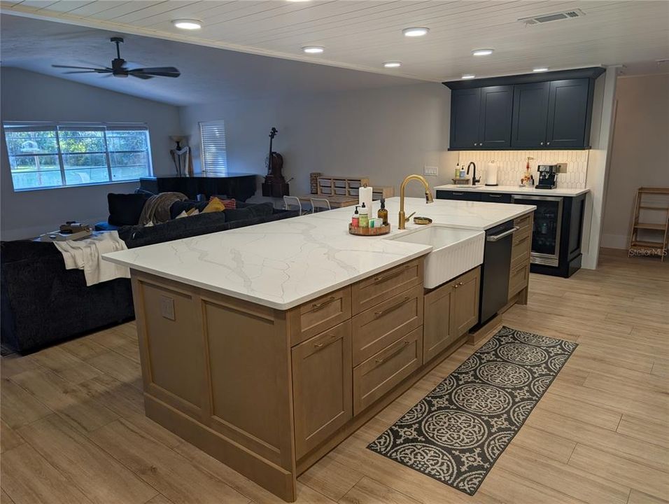 合同活跃: $584,777 (3 贝兹, 2 浴室, 2044 平方英尺)