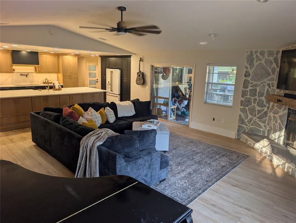 合同活跃: $584,777 (3 贝兹, 2 浴室, 2044 平方英尺)