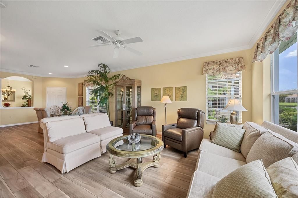 For Sale: $359,900 (2 beds, 2 baths, 1657 Square Feet)