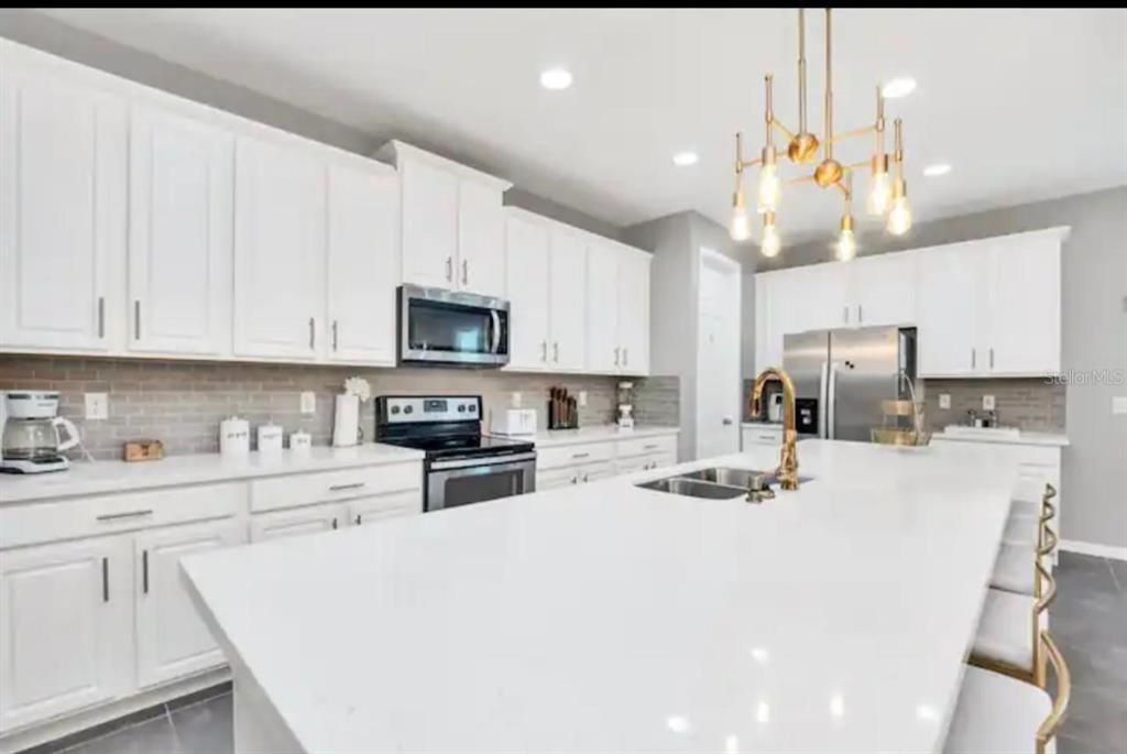 For Sale: $739,900 (6 beds, 5 baths, 4098 Square Feet)