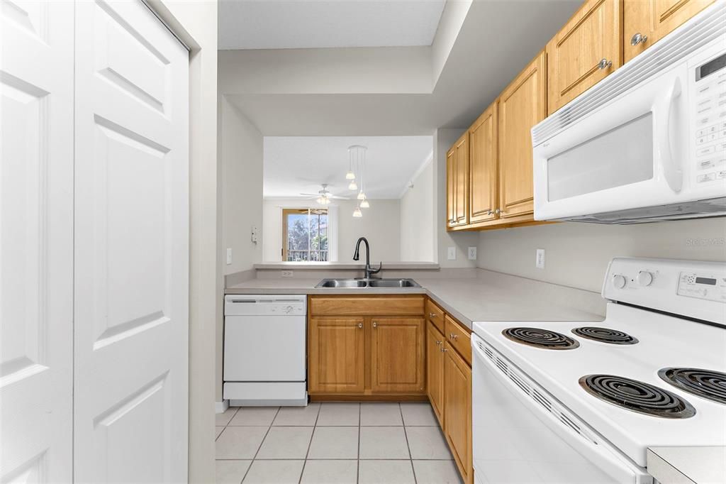 For Sale: $265,000 (3 beds, 3 baths, 1359 Square Feet)