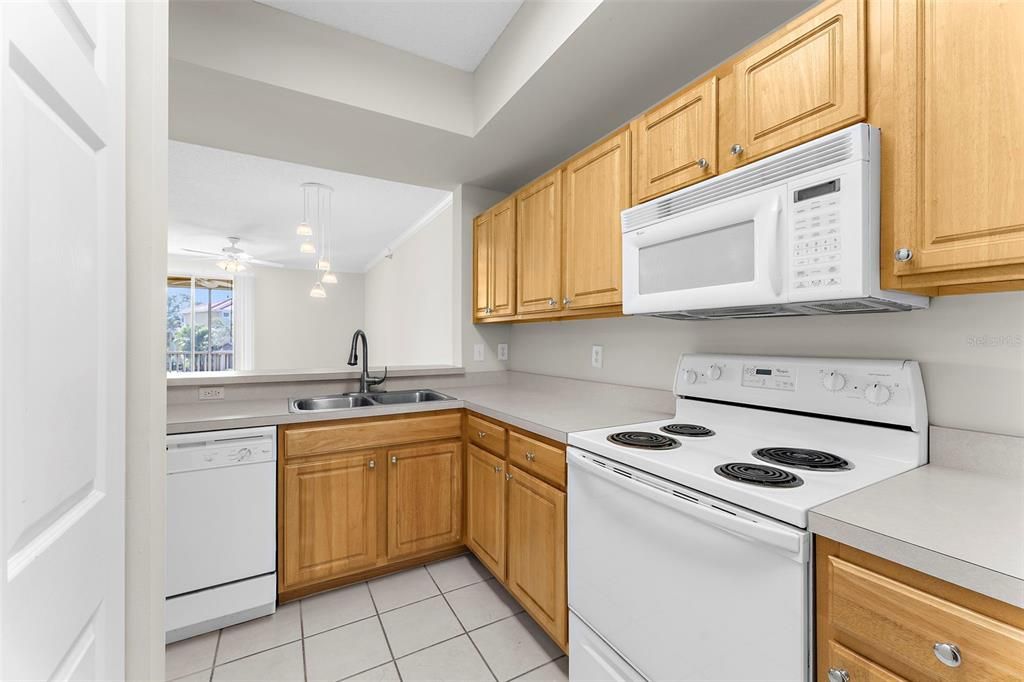 For Sale: $265,000 (3 beds, 3 baths, 1359 Square Feet)