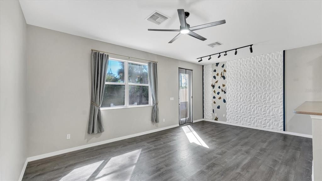 Active With Contract: $237,000 (3 beds, 2 baths, 1784 Square Feet)