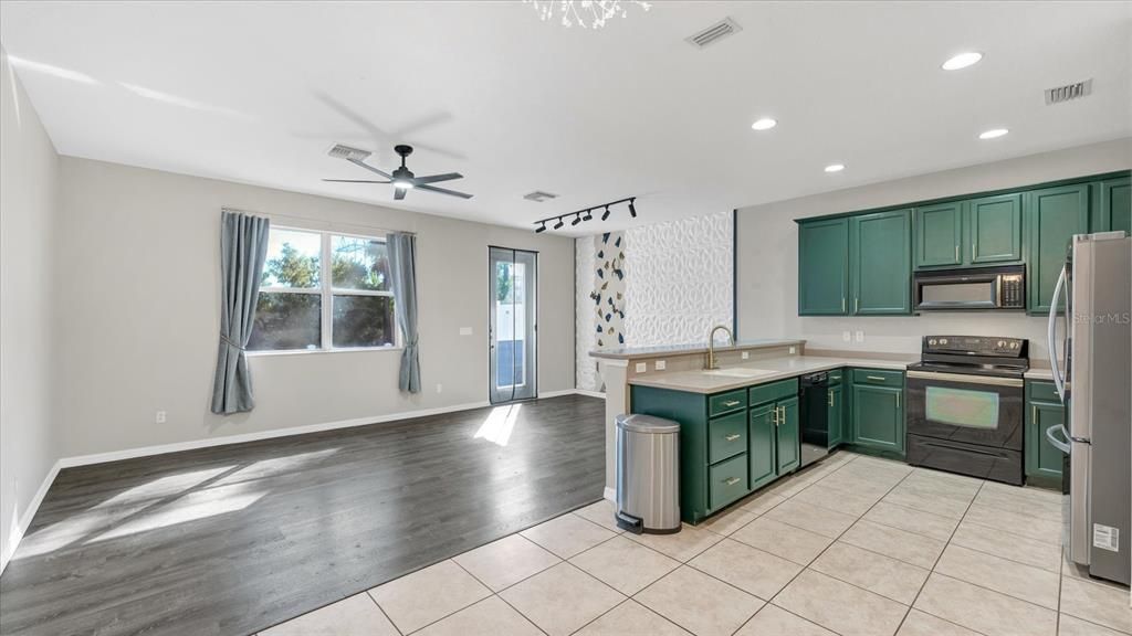 Active With Contract: $237,000 (3 beds, 2 baths, 1784 Square Feet)