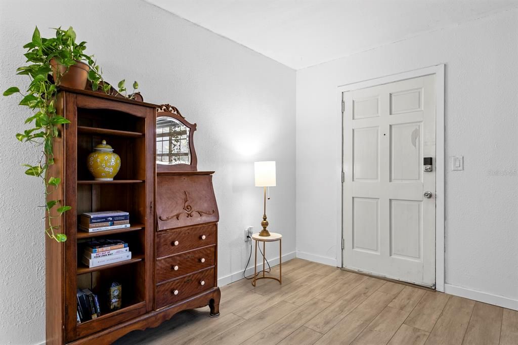 待售: $165,000 (1 贝兹, 1 浴室, 760 平方英尺)