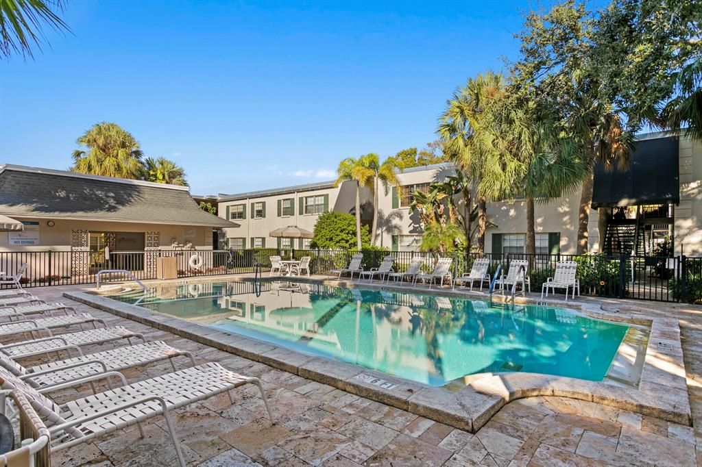 待售: $165,000 (1 贝兹, 1 浴室, 760 平方英尺)