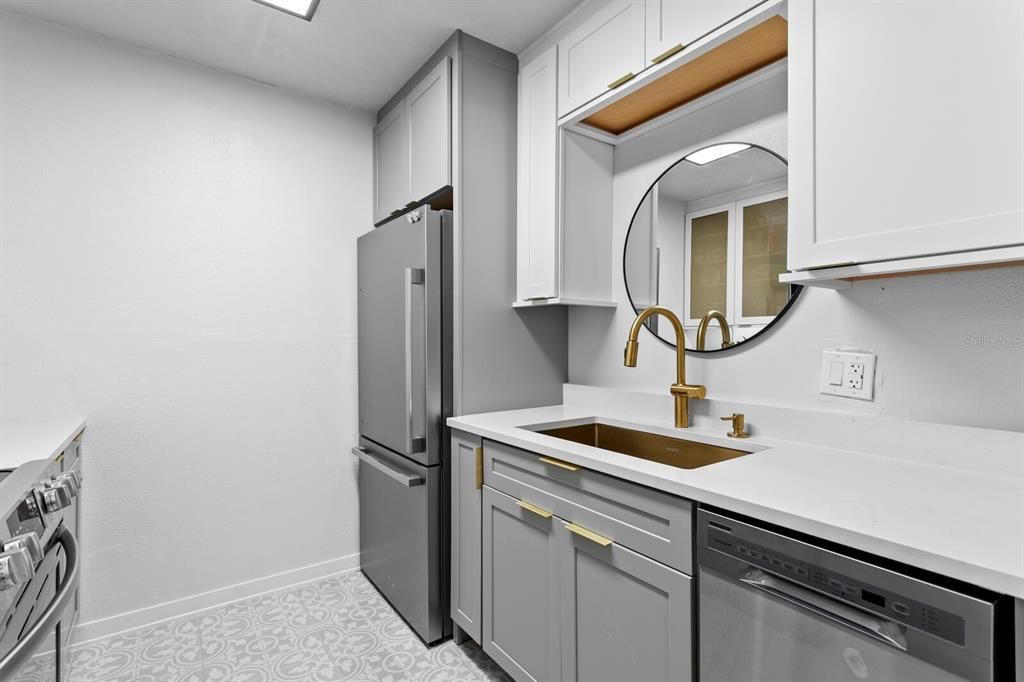 待售: $165,000 (1 贝兹, 1 浴室, 760 平方英尺)