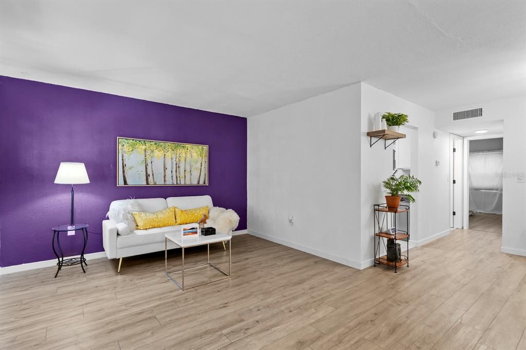 待售: $165,000 (1 贝兹, 1 浴室, 760 平方英尺)