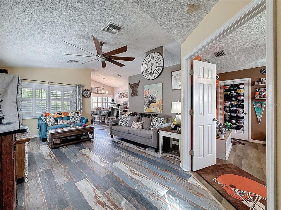 For Sale: $358,000 (3 beds, 2 baths, 1384 Square Feet)