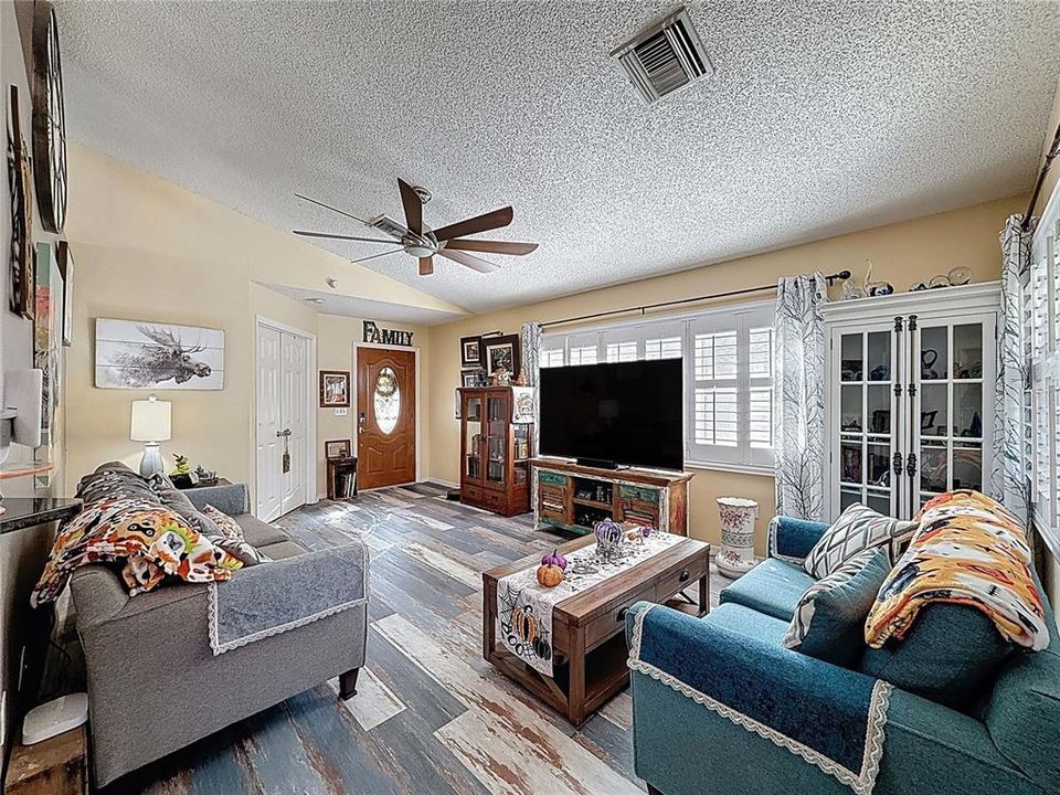 For Sale: $358,000 (3 beds, 2 baths, 1384 Square Feet)