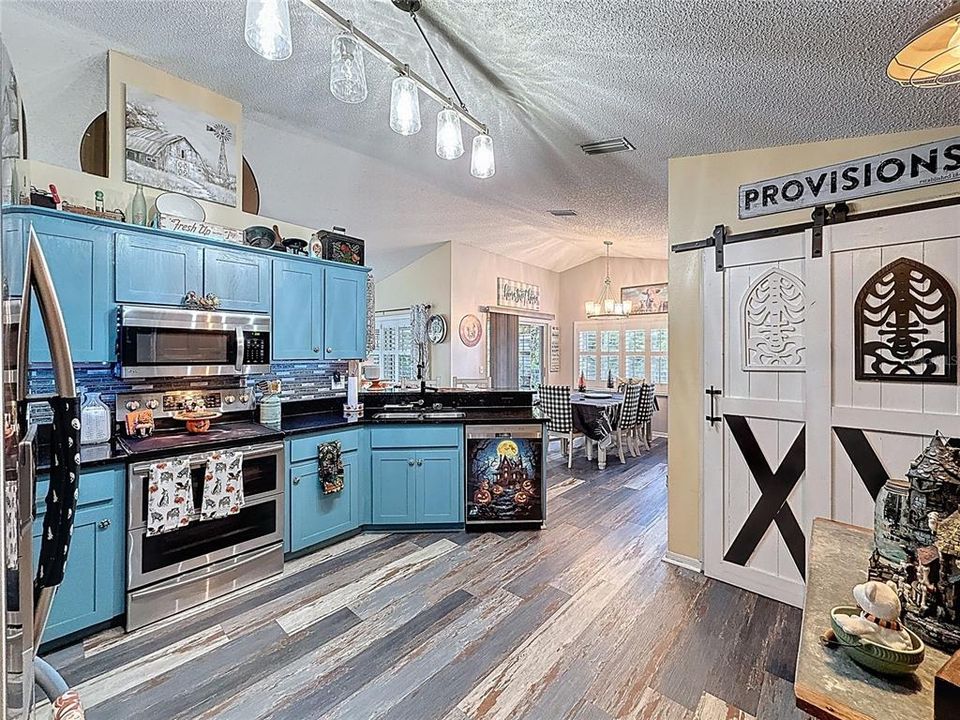 For Sale: $358,000 (3 beds, 2 baths, 1384 Square Feet)