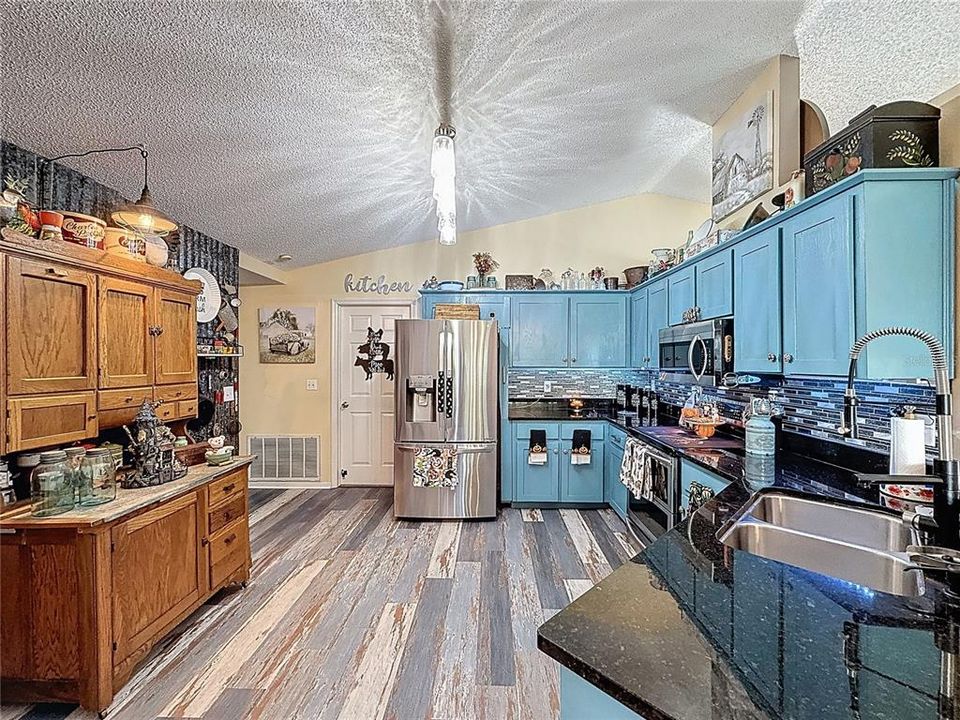 For Sale: $358,000 (3 beds, 2 baths, 1384 Square Feet)