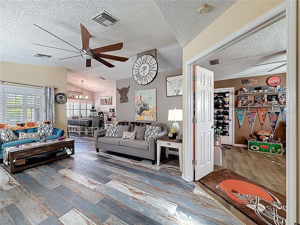 For Sale: $358,000 (3 beds, 2 baths, 1384 Square Feet)