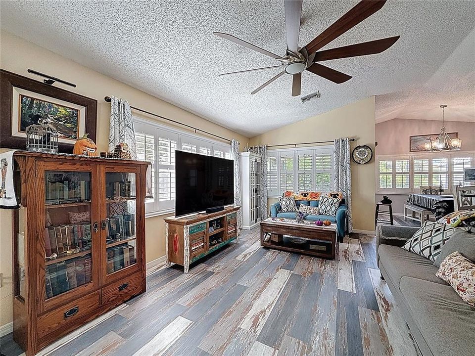 For Sale: $358,000 (3 beds, 2 baths, 1384 Square Feet)