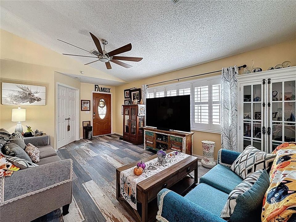 For Sale: $358,000 (3 beds, 2 baths, 1384 Square Feet)