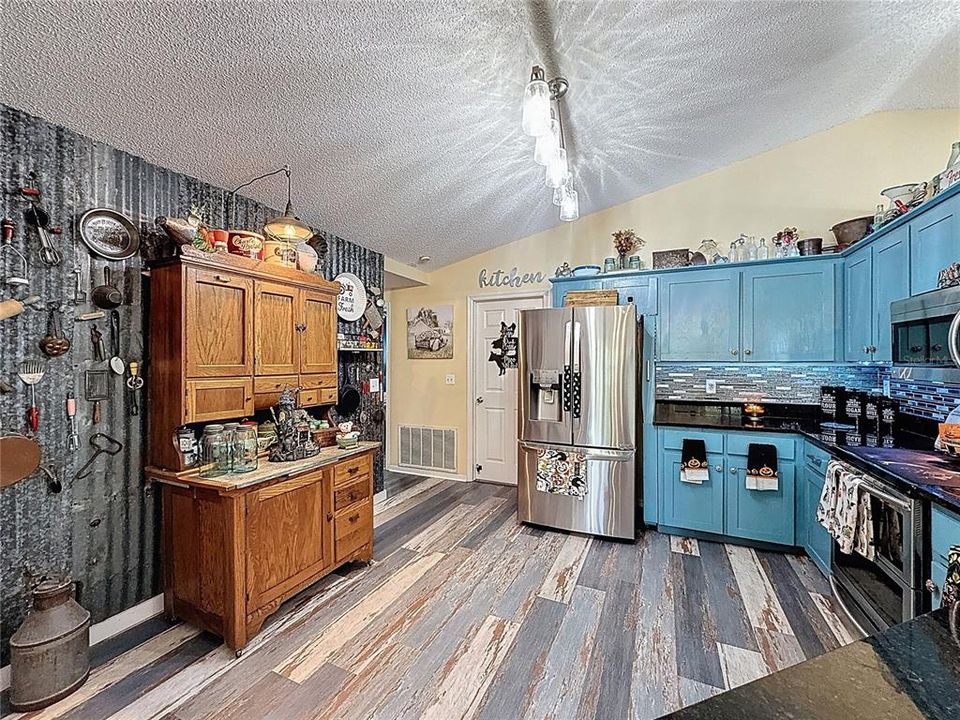 For Sale: $358,000 (3 beds, 2 baths, 1384 Square Feet)