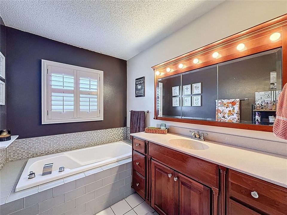 For Sale: $358,000 (3 beds, 2 baths, 1384 Square Feet)