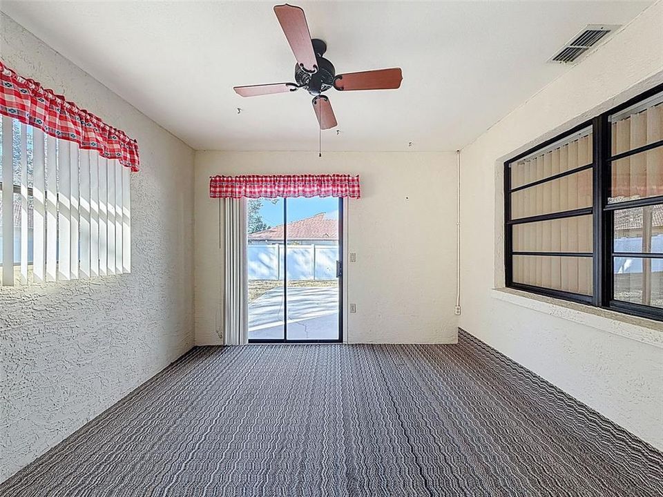 合同活跃: $279,000 (2 贝兹, 2 浴室, 1416 平方英尺)