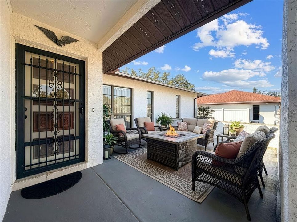 合同活跃: $279,000 (2 贝兹, 2 浴室, 1416 平方英尺)