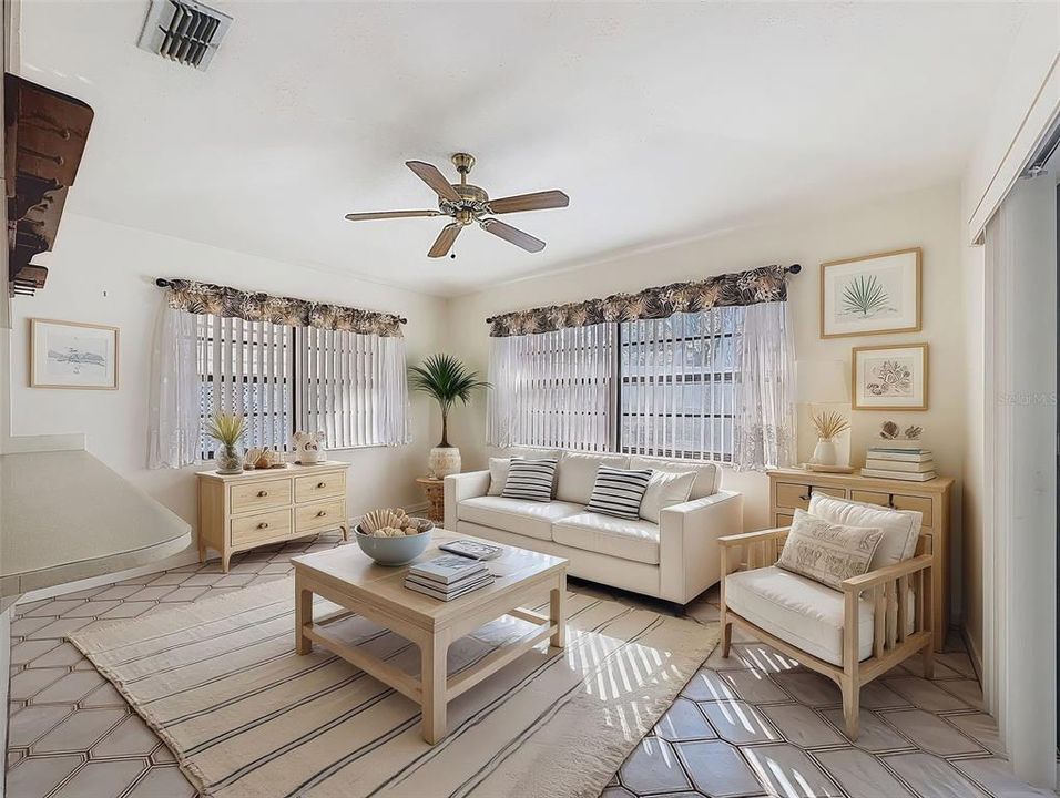 合同活跃: $279,000 (2 贝兹, 2 浴室, 1416 平方英尺)