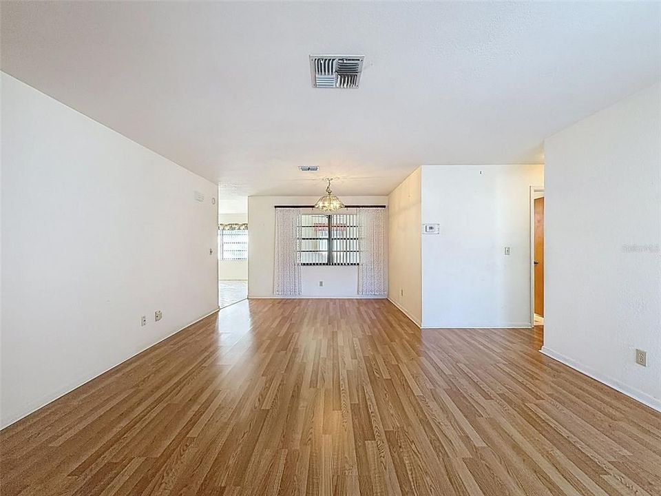 合同活跃: $279,000 (2 贝兹, 2 浴室, 1416 平方英尺)