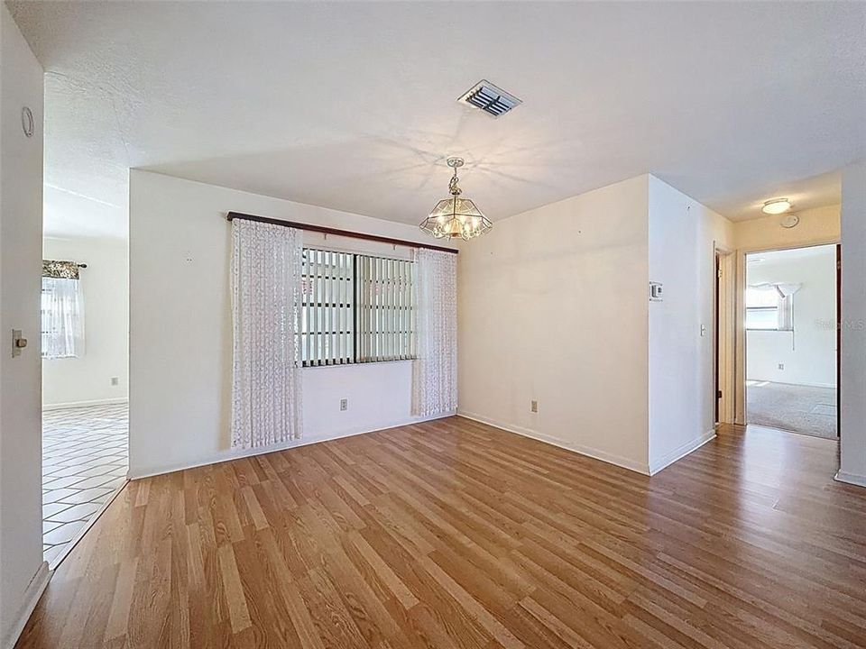 合同活跃: $279,000 (2 贝兹, 2 浴室, 1416 平方英尺)