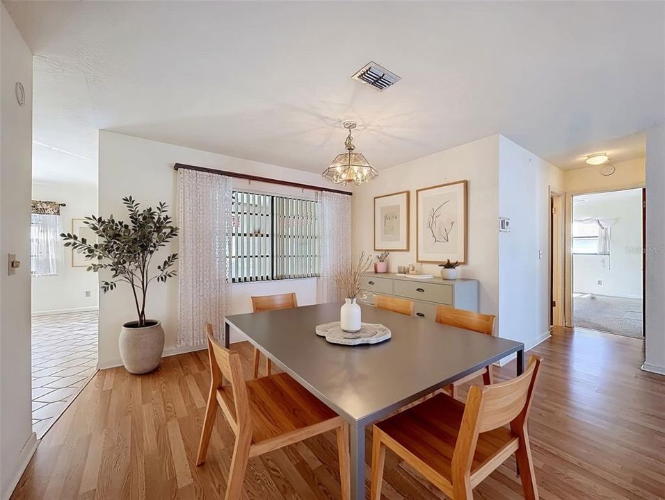 合同活跃: $279,000 (2 贝兹, 2 浴室, 1416 平方英尺)