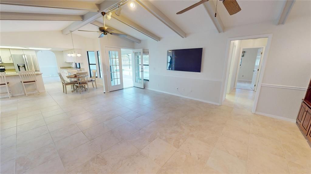 合同活跃: $669,000 (3 贝兹, 2 浴室, 2123 平方英尺)