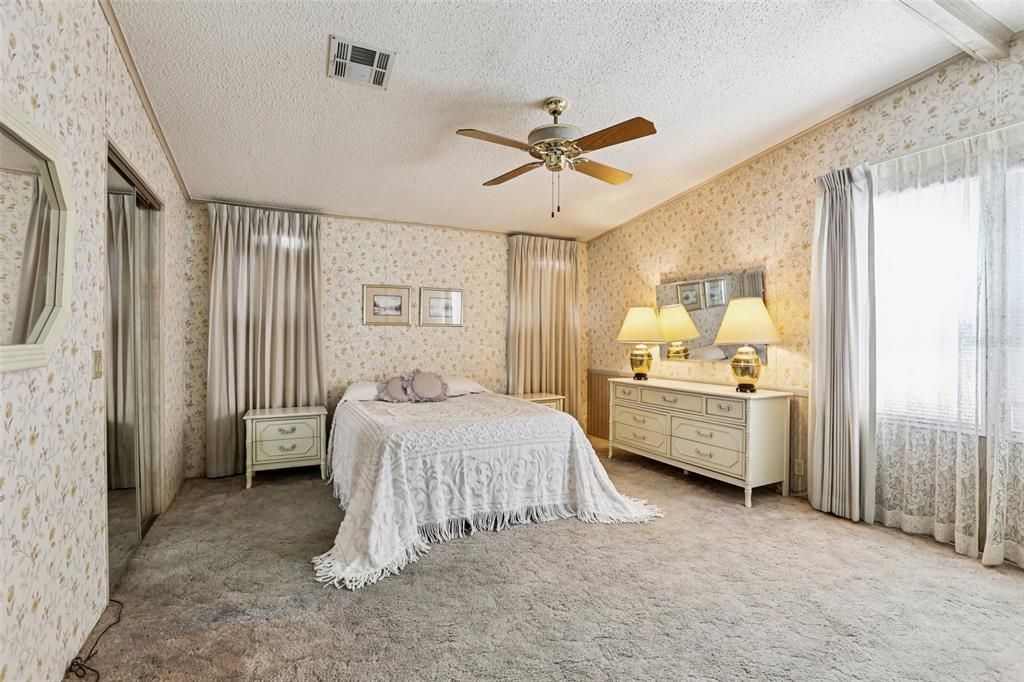 Active With Contract: $125,000 (2 beds, 2 baths, 1404 Square Feet)