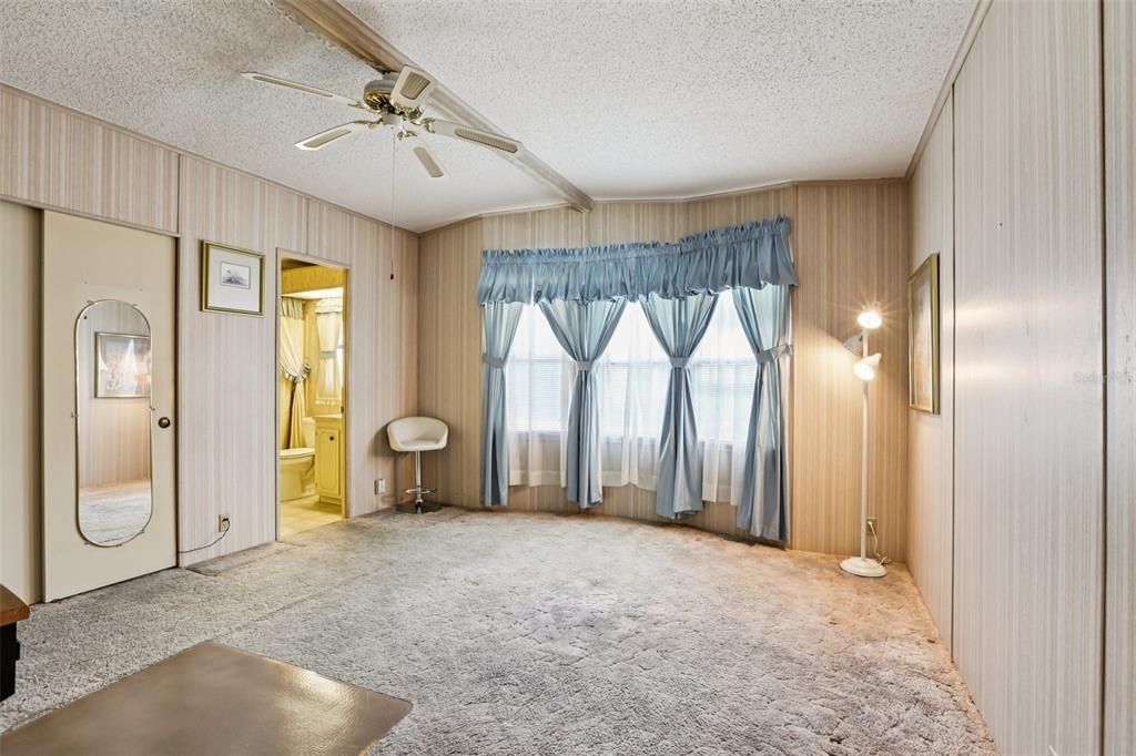 Active With Contract: $125,000 (2 beds, 2 baths, 1404 Square Feet)