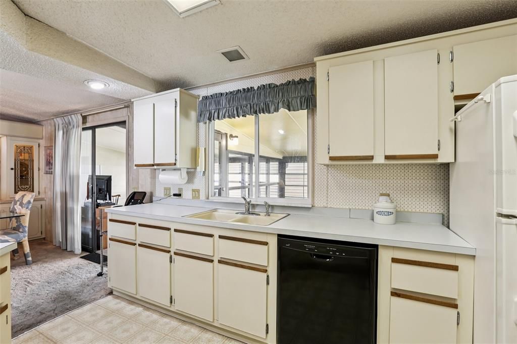 Active With Contract: $125,000 (2 beds, 2 baths, 1404 Square Feet)