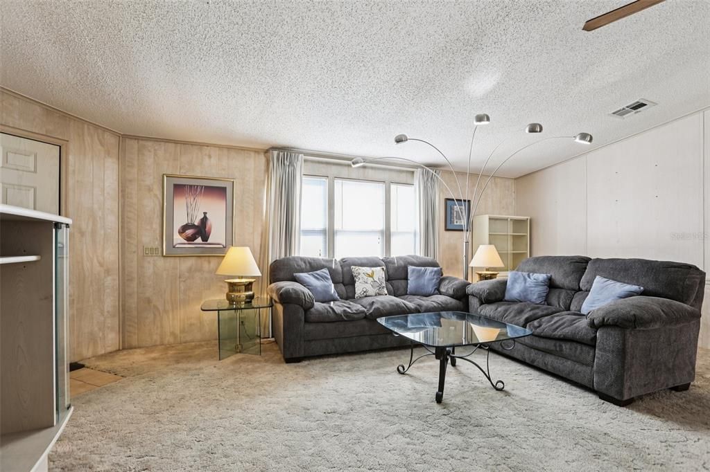 Active With Contract: $125,000 (2 beds, 2 baths, 1404 Square Feet)