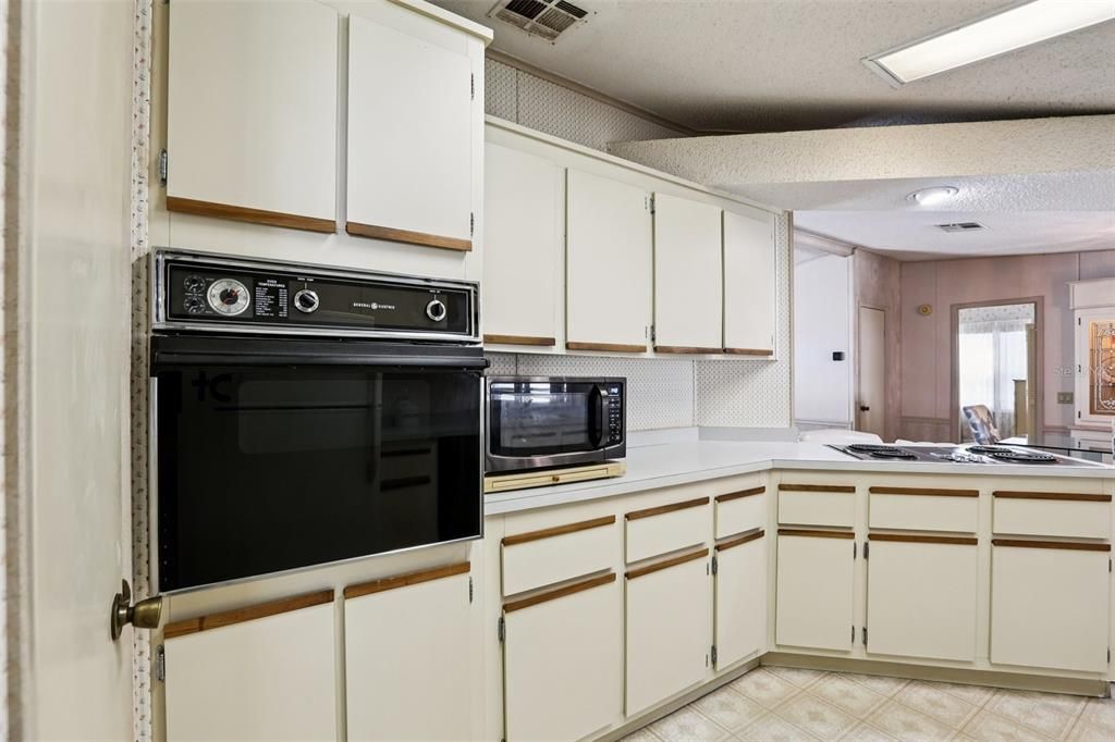 Active With Contract: $125,000 (2 beds, 2 baths, 1404 Square Feet)