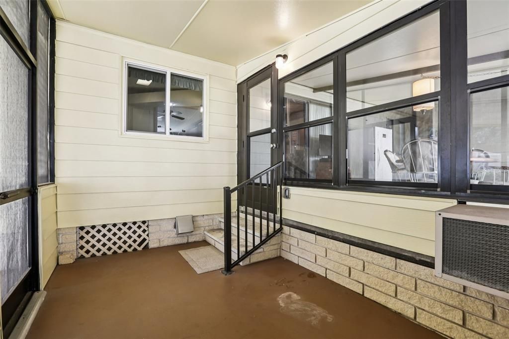 Active With Contract: $125,000 (2 beds, 2 baths, 1404 Square Feet)