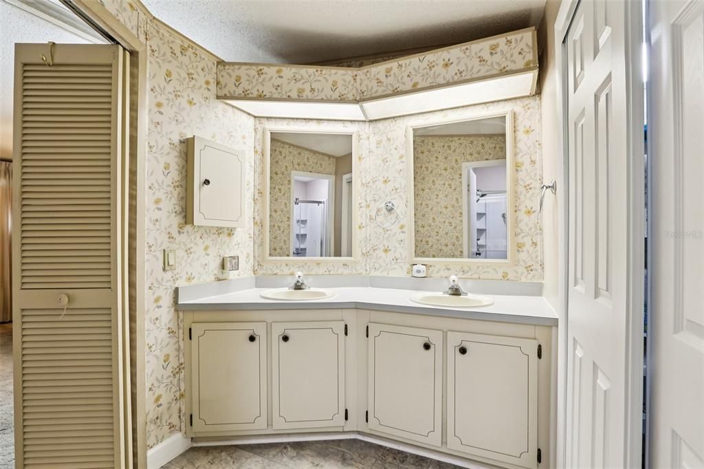 Active With Contract: $125,000 (2 beds, 2 baths, 1404 Square Feet)