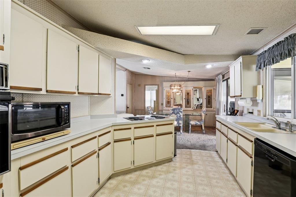 Active With Contract: $125,000 (2 beds, 2 baths, 1404 Square Feet)