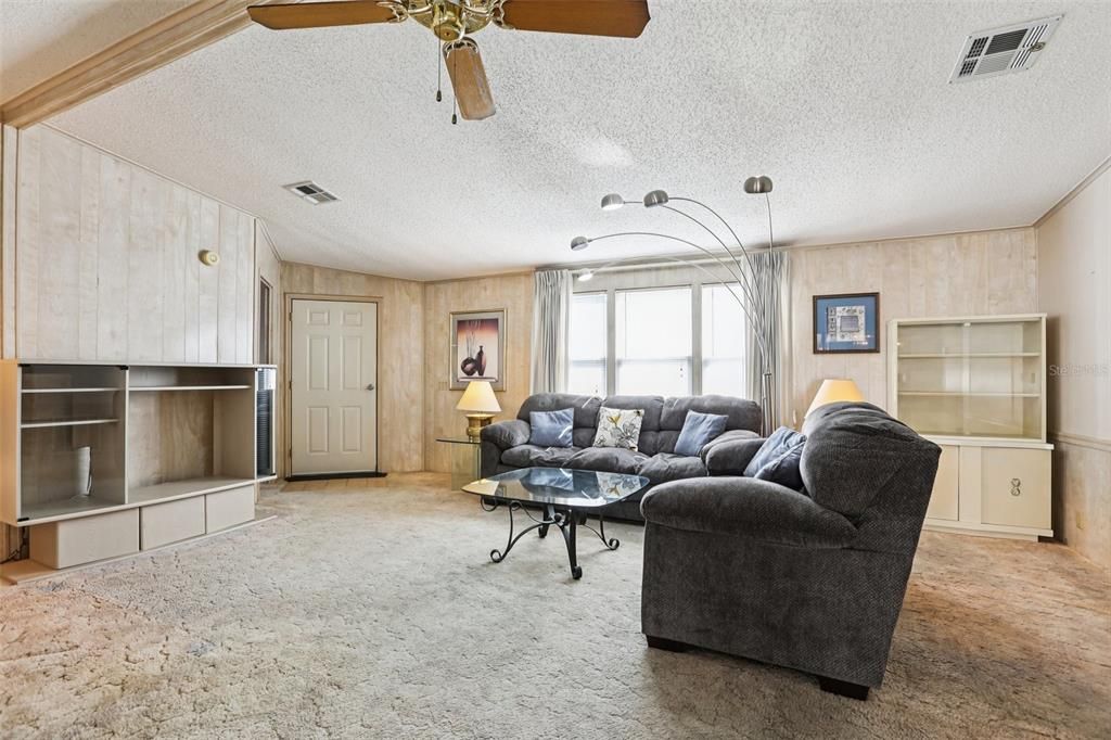 Active With Contract: $125,000 (2 beds, 2 baths, 1404 Square Feet)