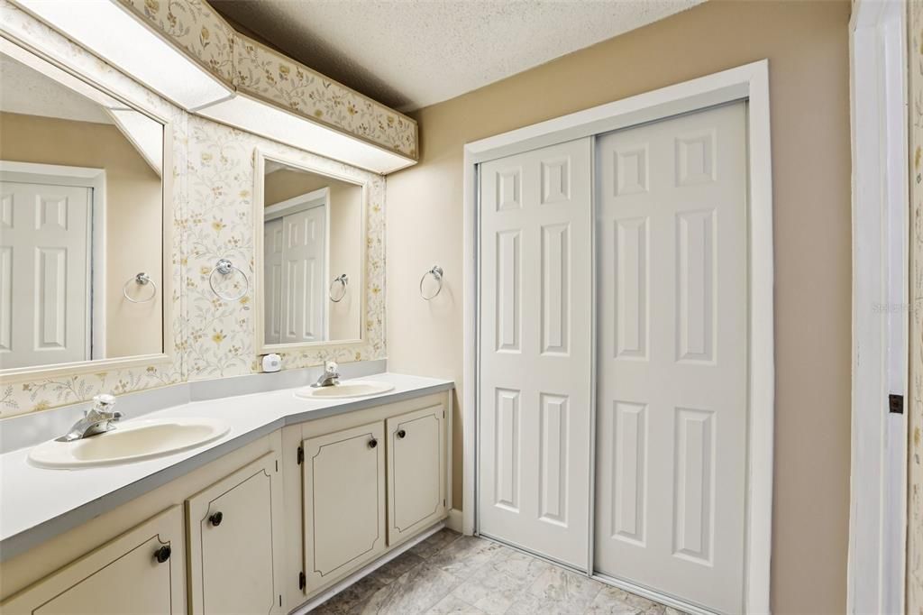 Active With Contract: $125,000 (2 beds, 2 baths, 1404 Square Feet)