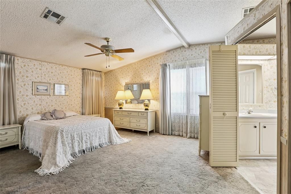 Active With Contract: $125,000 (2 beds, 2 baths, 1404 Square Feet)