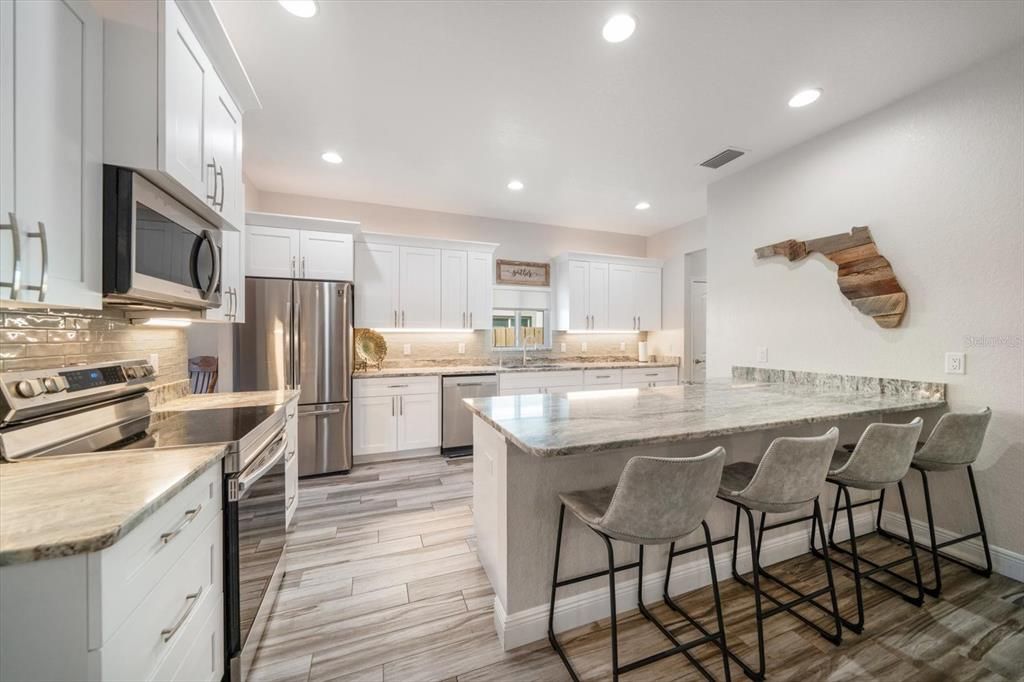 Activo con contrato: $691,500 (4 camas, 3 baños, 2346 Pies cuadrados)