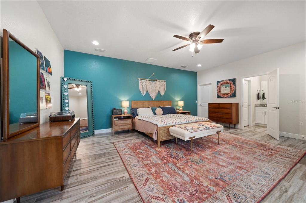 Activo con contrato: $691,500 (4 camas, 3 baños, 2346 Pies cuadrados)