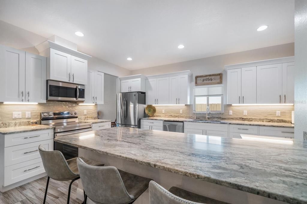 Activo con contrato: $691,500 (4 camas, 3 baños, 2346 Pies cuadrados)