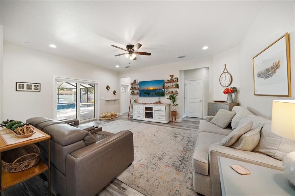 Activo con contrato: $691,500 (4 camas, 3 baños, 2346 Pies cuadrados)