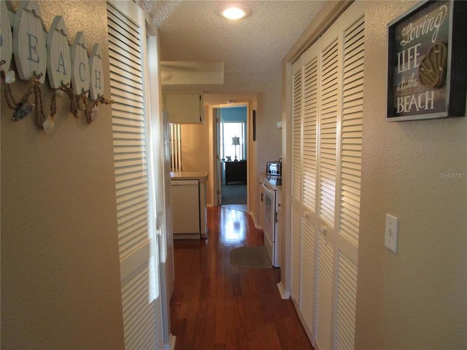 For Sale: $169,900 (2 beds, 2 baths, 1318 Square Feet)