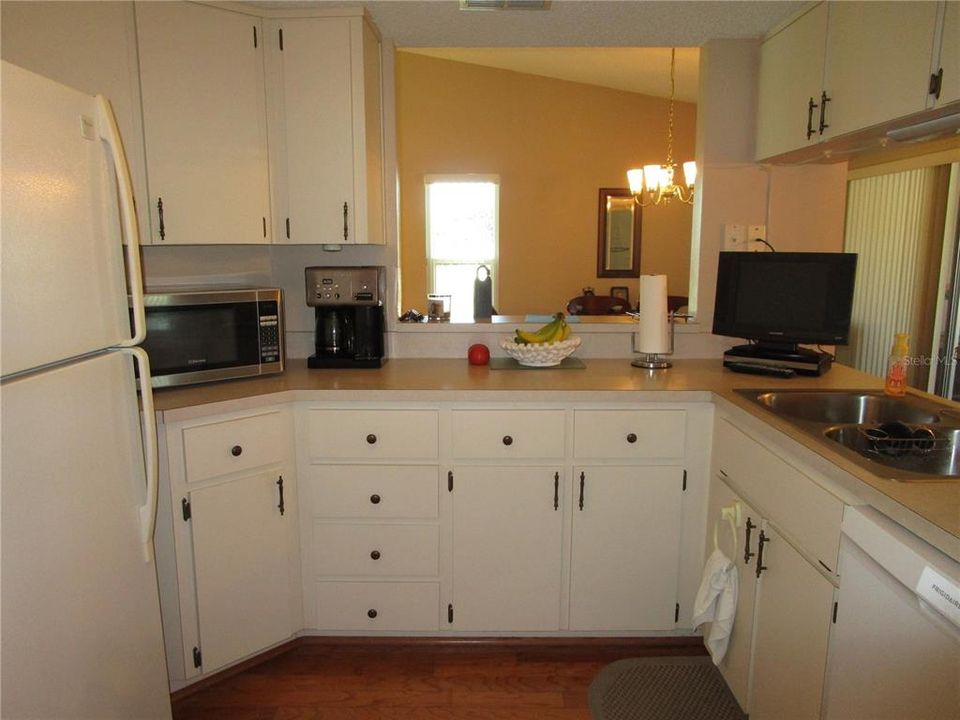 For Sale: $169,900 (2 beds, 2 baths, 1318 Square Feet)