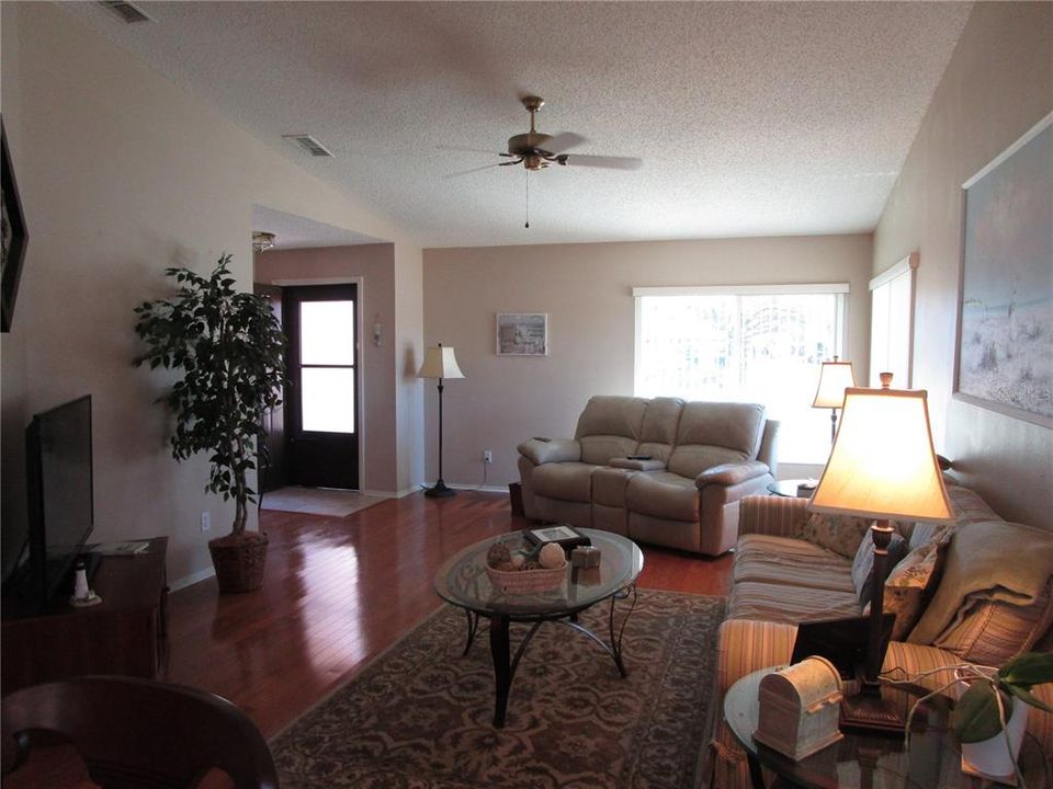 For Sale: $169,900 (2 beds, 2 baths, 1318 Square Feet)