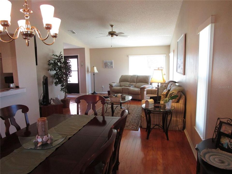 For Sale: $169,900 (2 beds, 2 baths, 1318 Square Feet)